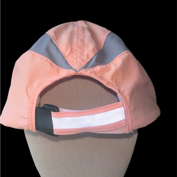 Merrell Woman’s Wick Technology Hat To Keep You Cool and Dry - Picture 2 of 4